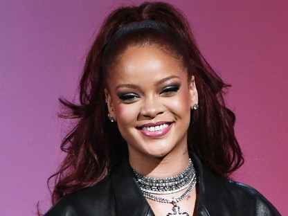 Rihanna Nanushkában ment az utcára és a rajongók megőrülnek érte