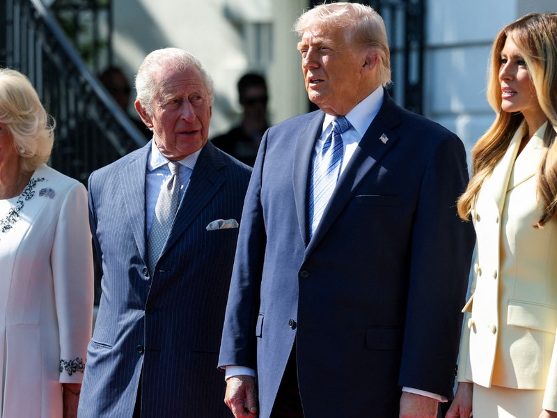 Donald Trump találkozott Károly királlyal, az amerikai elnök azonnal megszegte a királyi protokollt