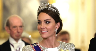 Károly király tűzben ég, Katalin hercegné beazonosíthatatlan - mégis mit szimbolizálnak a királyi portrék a szakértő szerint?