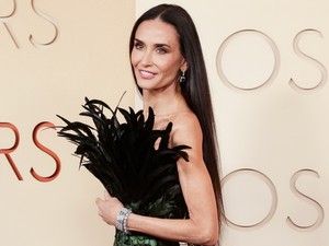 Demi Moore élete leglátványosabb ruháját viselte a 2026-os Oscar-gálán, tollak borították a testét