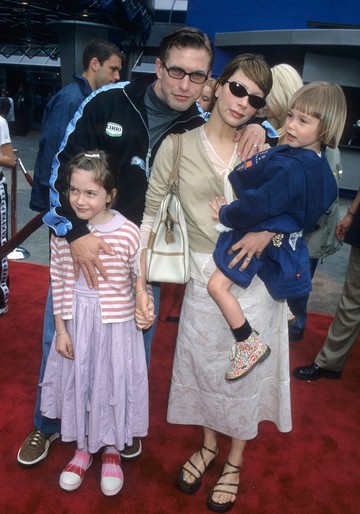 Hailey Bieber mindössze 4 éves volt, amikor életében először lépett - vagyis pontosabban vitték - a vörös szőnyegre. A Baldwin-család 2000-ben a Flintstones 2. - Viva Rock Vegas című film kaliforniai premierjére látogatott el.