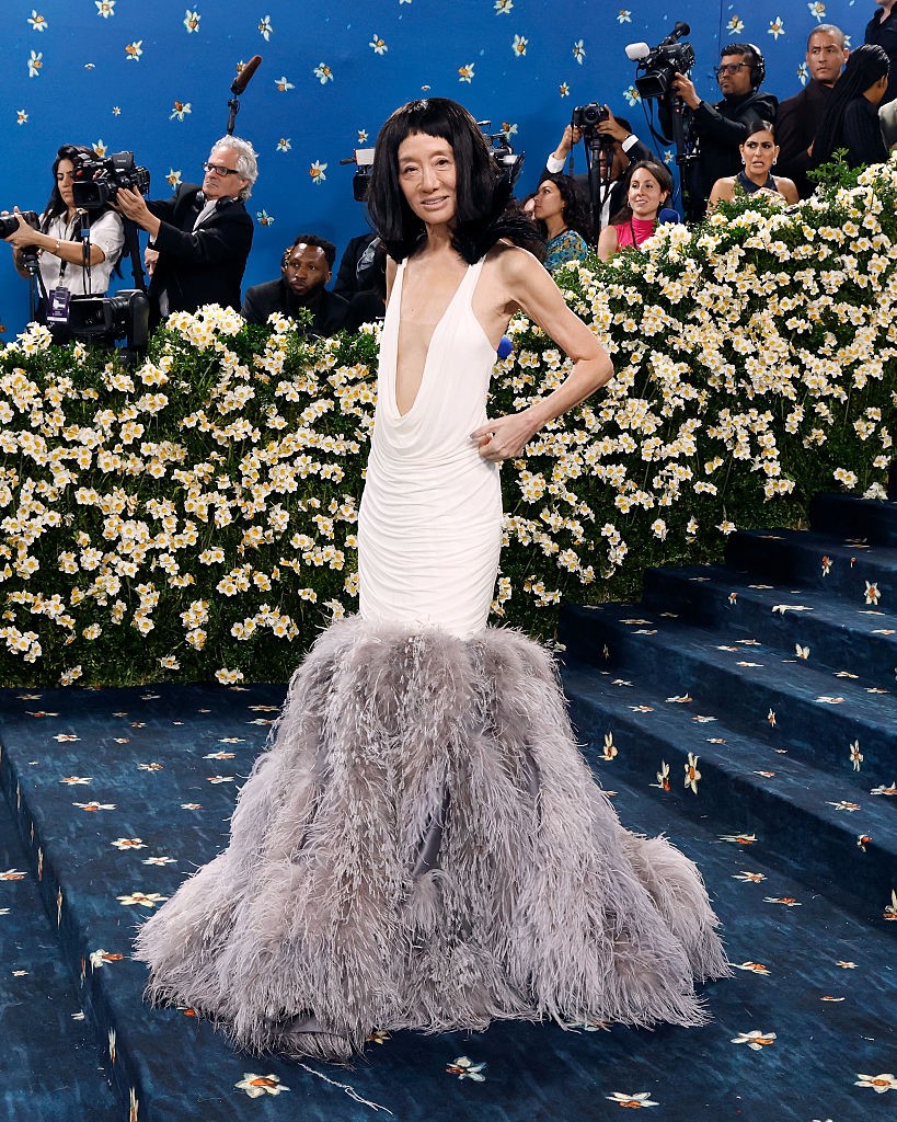 A 75 éves Vera Wang egy merészen dekoltált, puha tollakkal borított estélyiben érkezett a Met-gálára, bebizonyítva, hogy a meztelenruhák viselése nem korhoz kötött. A legendás tervezőnő minden lépésével azt üzeni: a valódi elegancia és sikk örök.