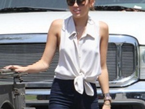 Újra kivillant Miley Cyrus melle