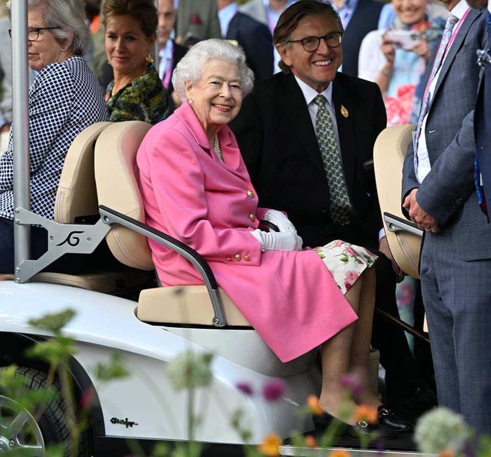  II. Erzsébet láthatóan élvezte a virágkiállítás látnivalóit