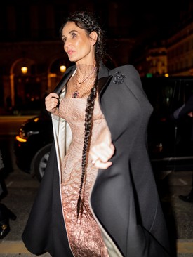 Ikonikus derékig érő hajfonat 