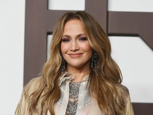 Jennifer Lopez a világ legmélyebb dekoltázsával is elegáns