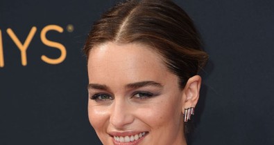 Ez rettenetes: a Trónok harca sztárja a saját nagyanyjának néz ki az új frizurájával