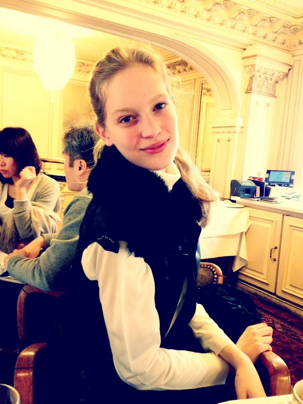 Vanessa magyar tervezőnk, Napsugar von Bittera felsőjében 