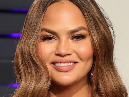 Chrissy Teigen Oscar partis ruháját pont ilyen eseményekre találták ki