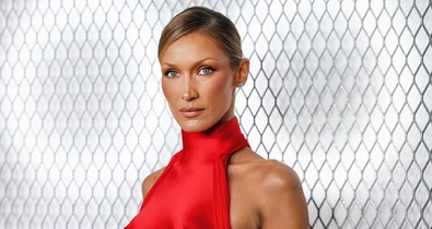 Bella Hadid meztelenfelsőben bulizott, a szettje láttán azonnal elpirulsz