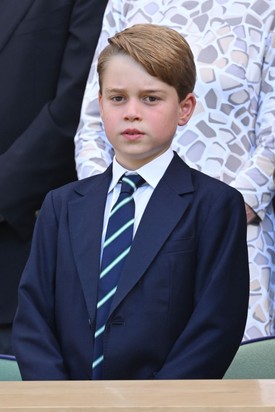 György sötétkék zakóban és csíkos nyakkendőben foglalt helyet a királyi páholyban a 2022. július 10-i wimbledoni férfi egyes döntőn. Még csak 8 éves volt, de csak úgy áradt belőle az elegancia.