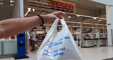 Újrahasznosított, többször használatos szatyrokkal támogatja a fenntarthatóságot a Tesco