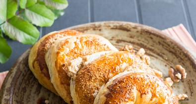 Ebédre és vacsorára is tökéletes ez az omlós, diós búrkifli
