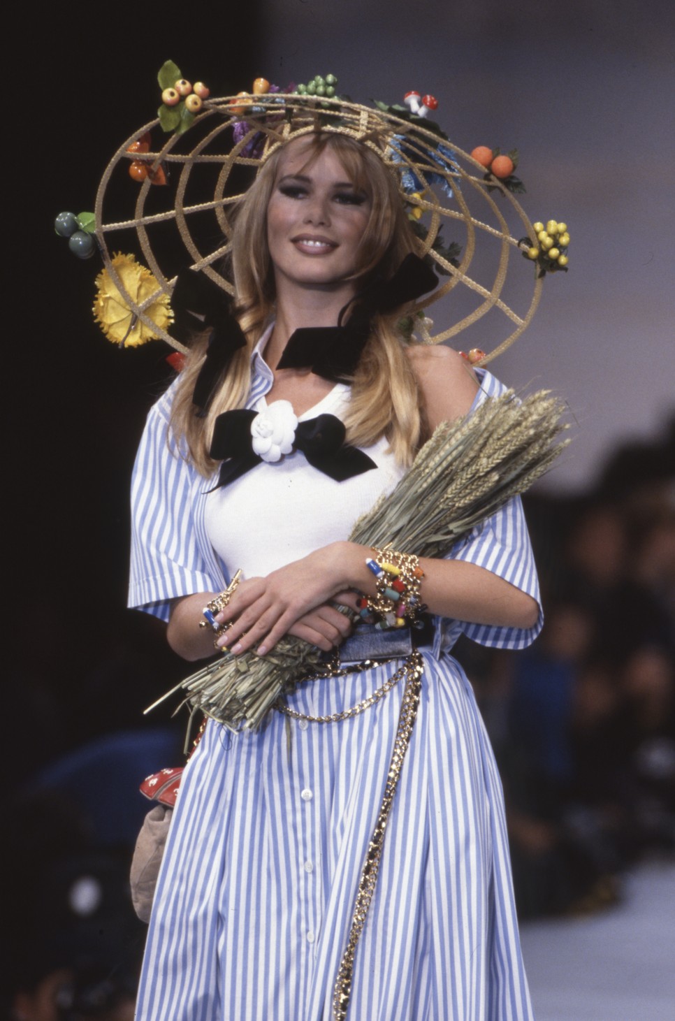 Claudia Schiffer a Chanel kifutóján a 90-es években