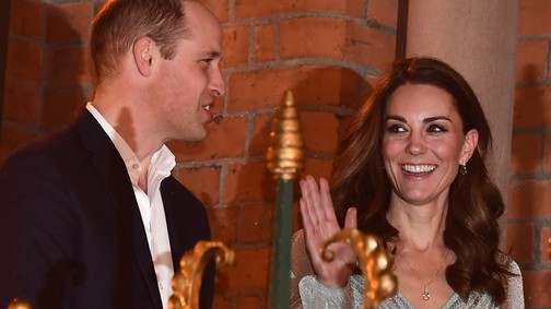 Katalin hercegné méregdrága szettben csapolja a sört