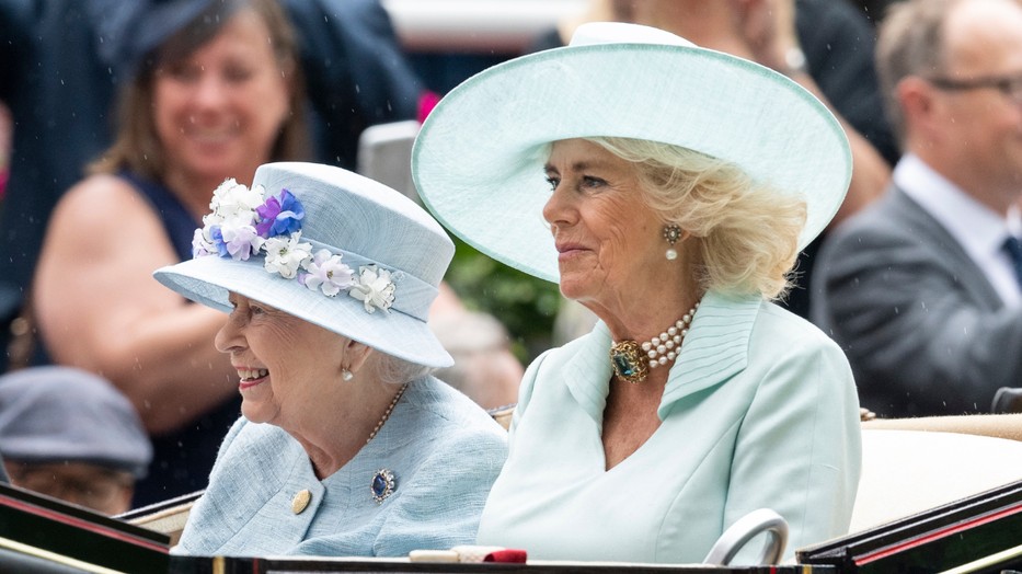 Bár kapcsolatuk az elején nem volt felhőtlen, végül jó viszonyt ápolt Kamilla királyné és II. Erzsébet királynő