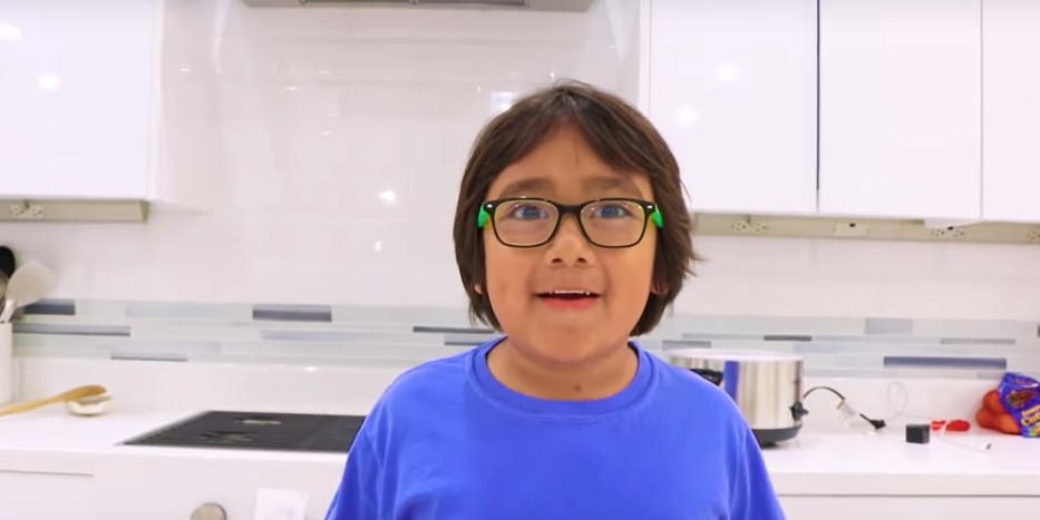 A világ legjobban fizetett youtubere csupán 8 éves, de az évi keresetétől elájulsz