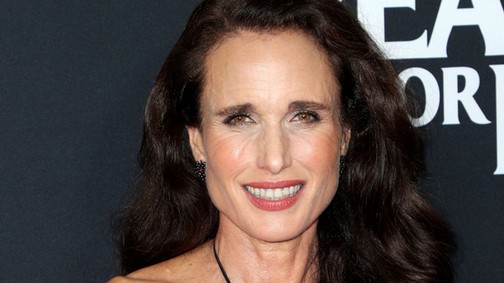 Hú, most a 61 éves Andie MacDowell dekoltázsától pirultunk el