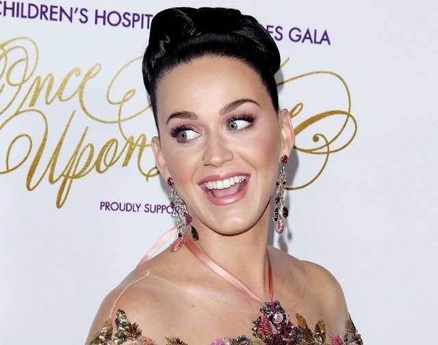 katy perry, drew barrymore, marchesa, jótékonyság, szelfi
