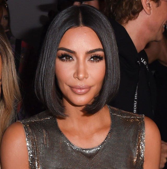 Kim Kardashian mellei önálló életet élnek ebben a felsőben