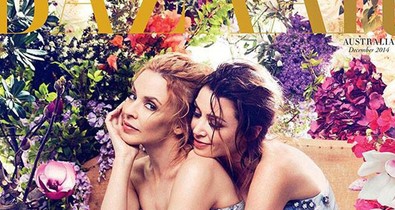 Imádjuk! A Minogue lányok összebújnak