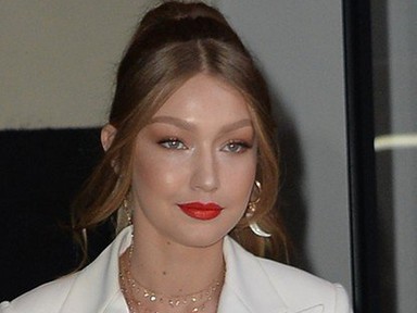 Hopp! Igen, az ott Gigi Hadid meztelen popsija