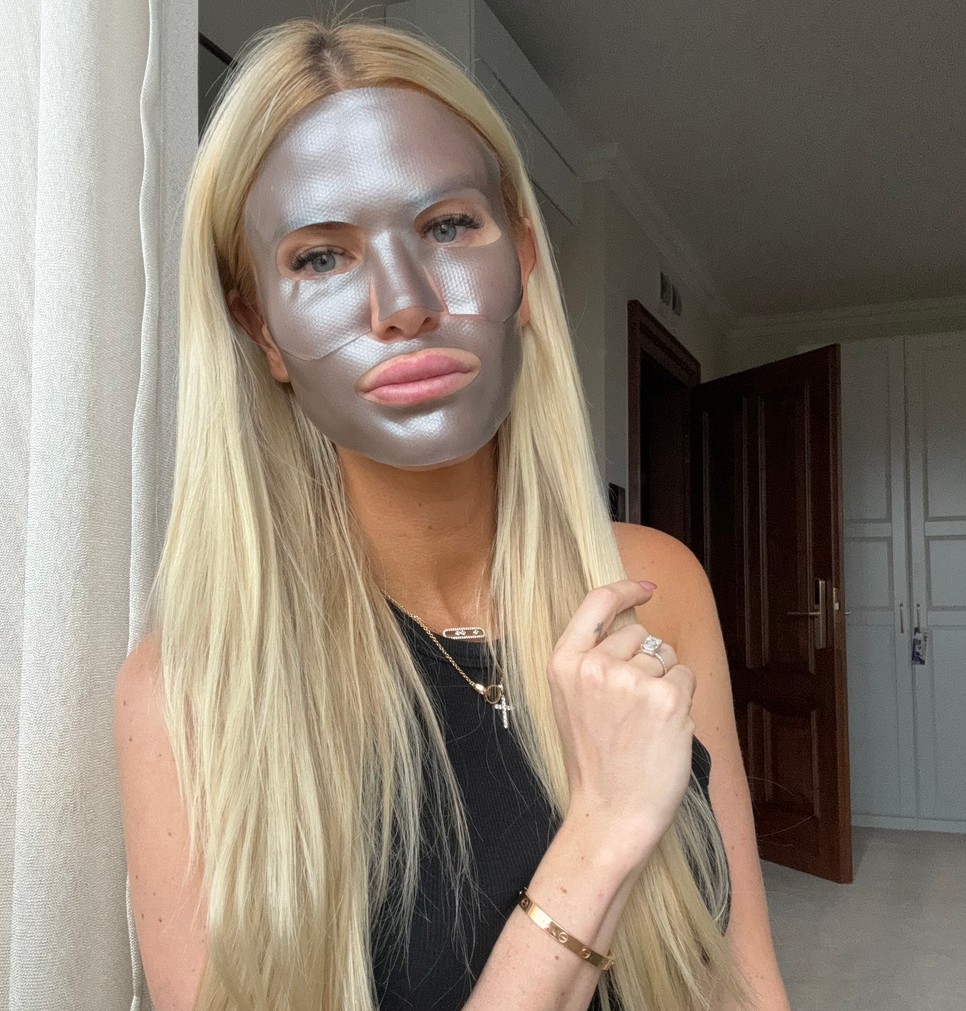 Vasvári Vivien a Sugarbird maszkját viseli