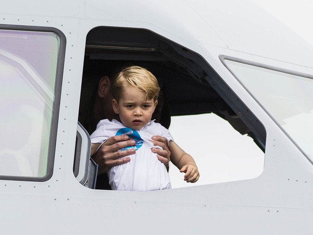 Nem lesz cukibb már a héten! A kis György herceg repülőn, helikopteren!
