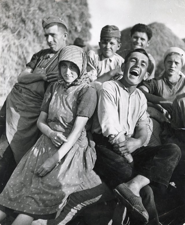 Besnyő Éva: Aratók, Szokolya, 1938 