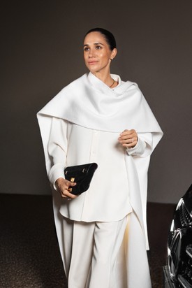 Meghan Markle a megjelenését egy fekete borítéktáskával és klasszikus, szorosra fogott frizurával tette teljessé – modern, mégis légies és könnyed.