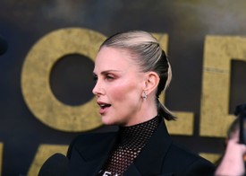 Ha csak össze szeretnéd fogni a hajad, válaszd az elképesztően trendi slicked-back (szorosan hátrafésült) copfot vagy kontyot, ami biztosan nem vonja el a figyelmet az arcodról. Charlize Theron is imádja!