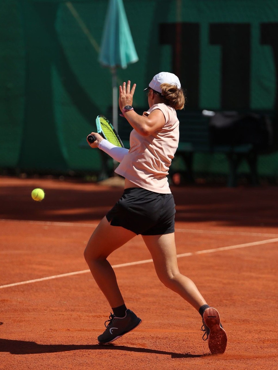 Bíró Melinda teniszezőt egy nyaralás alkalmával szippantotta be a sport, akit szülei maximálisan támogatnak