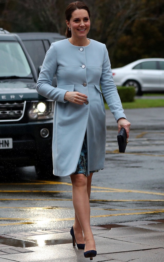 Kate Middleton klasszikus babakék ruhában