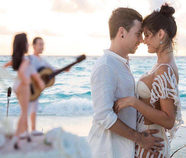 isabeli fontana, menyasszonyi ruha, esküvő, menyasszony, házasság, brazil modell, tengerpart