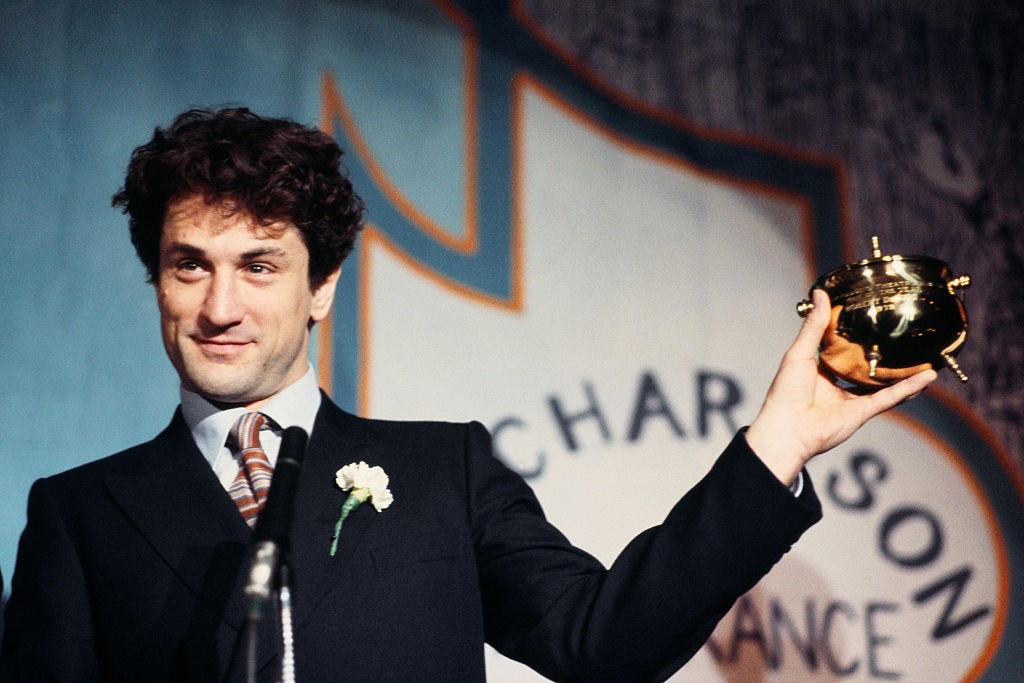 Robert De Niro átveszi a Hasty Pudding Man of the Year díjat, 1979-ben, Cambridge-ben – ezt az elismerést a Harvard színházi társulata ítéli oda minden évben. 