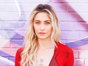 Paris Jackson mellbimbóit semmi nem takarta: teljesen átlátszó felsőben lépett ki az utcára Michael Jackson lánya