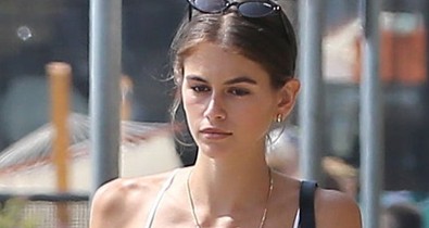 A 16 éves Kaia Gerber túlzóan lenge ruhában mutogatja elképesztő alakját