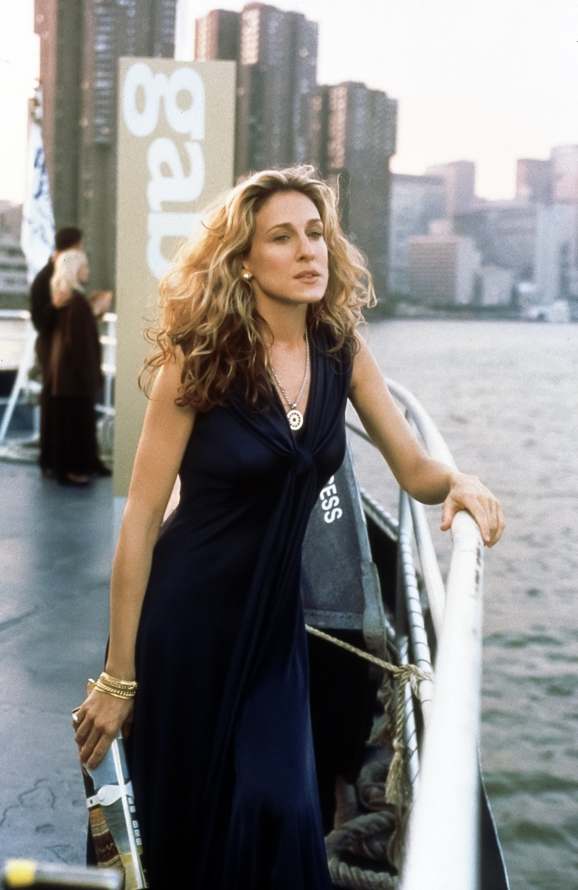 Sarah Jessica Parker átalakulását az évek alatt Carrie Bradshaw karakterén keresztül tökéletesen megfigyelhetjük. Az biztos, hogy a frizurájával nem félt kísérletezni - ezen a képen a haja alsó rész sötétbarna volt, azonban a ráomló, szőke tincsek ezt szinte teljesen elfedték. 