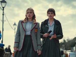 Távozik a Szexoktatás női főszereplője - ez áll a háttérben