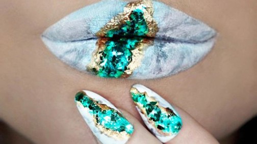 Ez a körömtrend hódít most: bámulatos ásványok