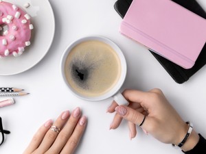 Itt van ez a rózsaszín márvány manikűr és mindenki megőrül érte!