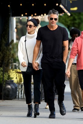 Sandra Bullock - Élettársa, Bryan Randall 2023-ban vesztette életét ALS-ben, hosszú küzdelem után. A színésznő visszavonult a reflektorfénytől a betegség évei alatt, és csendben támogatta párját egészen az utolsó pillanatig. 