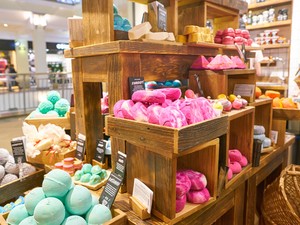 Bezárnak a Lush boltok, hogy a dolgozók tüntethessenek a bolygóért