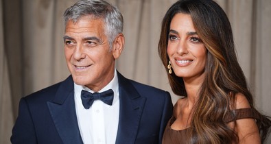 Amal Clooney földöntúli szépségként ragyogott arany ruhájában George Clooney mellett