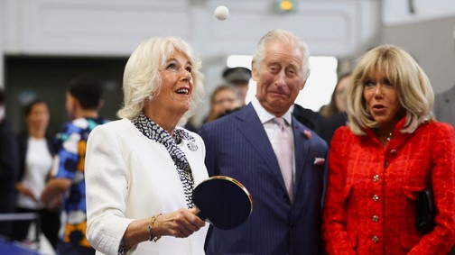 Károly király történelmet írt, Kamilla királyné pingpongozott Franciaországban