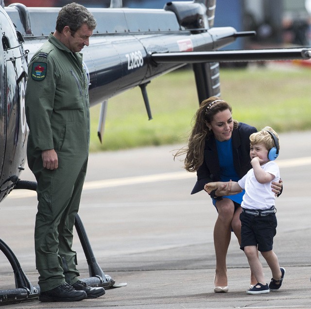 Nem lesz cukibb már a héten! A kis György herceg repülőn, helikopteren!