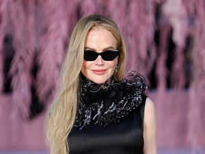 Nicole Kidman kis fekete Chanel ruhája maga az álom, csak úgy ragyogott a párizsi divathéten