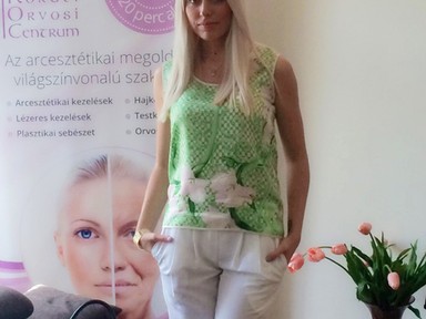 Saját tervezéseiben kezdte a hetet a divattervező