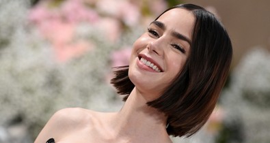 Lily Collins istennőként tündökölt: ragyogó arany ruhájában azonnal ellopta a show-t az Emily Párizsban premierjén
