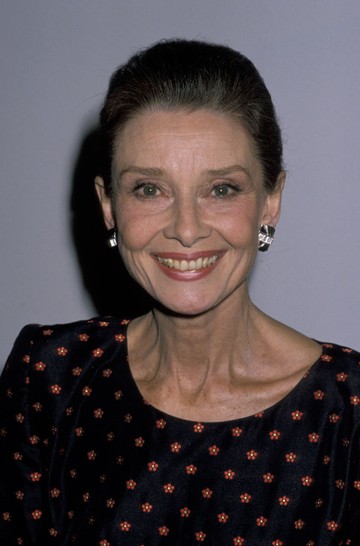 Audrey Hepburn 1989-ben, a 17. Nemzetközi Emmy-díjátadón jelent meg ebben a finoman elegáns ruhában. Ekkor már betöltötte a 60. életévét, de bája és kisugárzása mit sem fakult – mosolya és szelíd tekintete továbbra is elbűvölte a világot.
